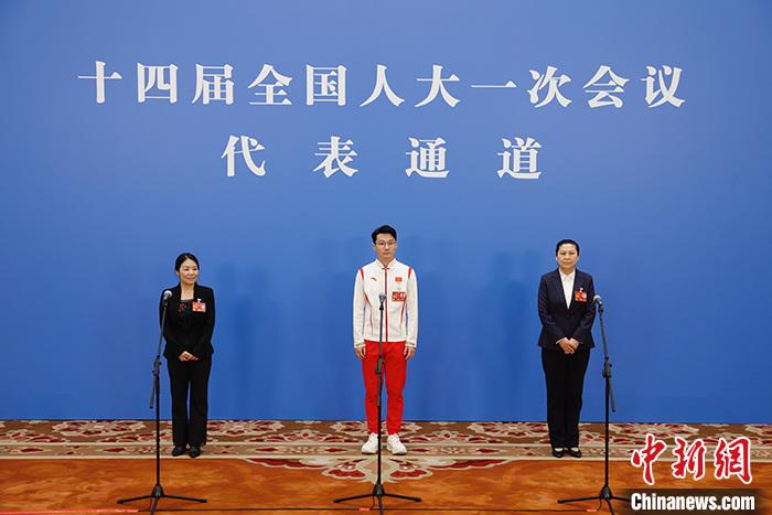  十四屆全國(guó)人大一次會(huì)議舉行第三場(chǎng)“代表通道”采訪(fǎng)活動(dòng)