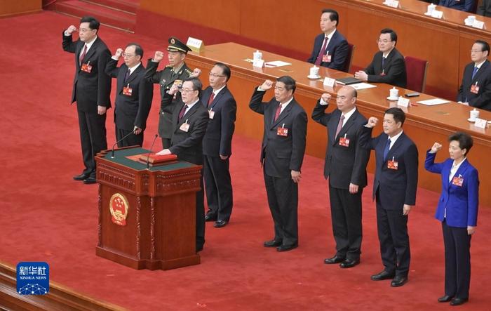 國(guó)務(wù)院副總理、國(guó)務(wù)委員、秘書(shū)長(zhǎng)進(jìn)行憲法宣誓