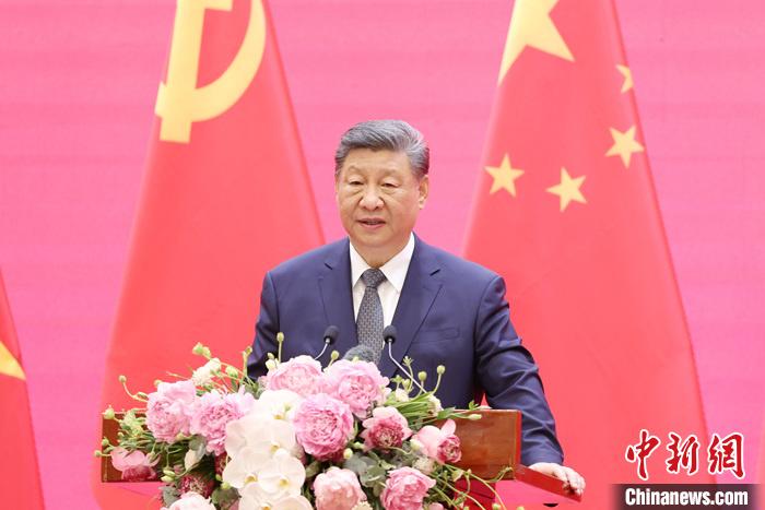 習(xí)近平同越共中央總書記蘇林、越南國家主席梁強共同會見中越人民大聯(lián)歡活動代表