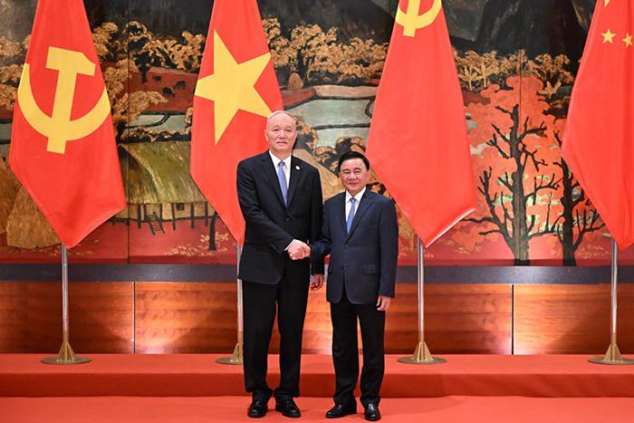 蔡奇同越共中央政治局委員、中央書記處常務(wù)書記陳錦繡舉行會談
