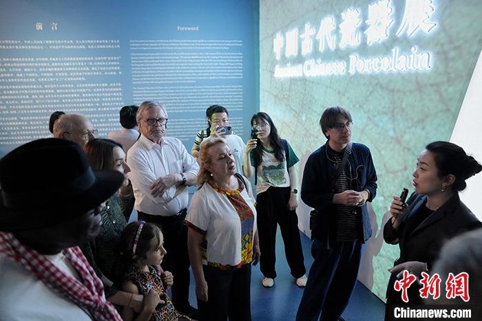 全球文明對(duì)話部長(zhǎng)級(jí)會(huì)議嘉賓參觀中國(guó)國(guó)家博物館