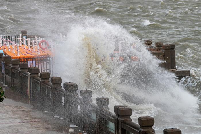“麥德姆”致廣西北?？耧L(fēng)驟雨 巨浪翻涌