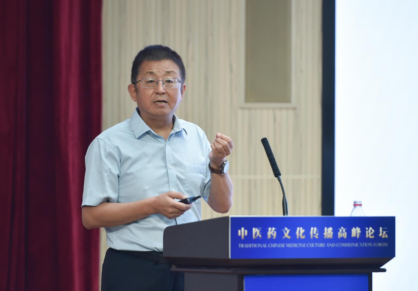 中國(guó)中醫(yī)科學(xué)院原院長(zhǎng)、首席研究員、中國(guó)非物質(zhì)文化遺產(chǎn)保護(hù)協(xié)會(huì)副會(huì)長(zhǎng)兼中醫(yī)藥委員會(huì)會(huì)長(zhǎng)曹洪欣發(fā)表主旨演講。
