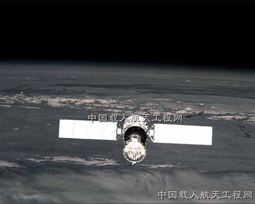 圖：神七伴星拍攝的飛船照片
