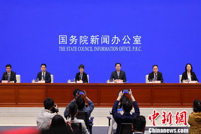 4月19日，中國國務(wù)院新聞辦公室在北京舉行新聞發(fā)布會，商務(wù)部副部長郭婷婷、商務(wù)部綜合司司長楊濤、市場運(yùn)行和消費(fèi)促進(jìn)司司長徐興鋒、對外貿(mào)易司司長李興乾、外國投資管理司負(fù)責(zé)人吉小楓介紹2024年一季度商務(wù)運(yùn)行及工作情況，并答記者問。 <a target='_blank' href='/'>中新社</a>記者 楊可佳 攝 
