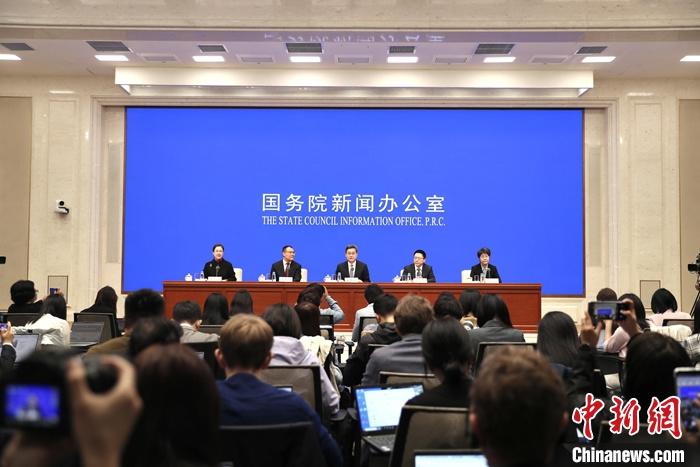 10月12日，中國國務(wù)院新聞辦公室在北京舉行新聞發(fā)布會，財政部部長藍佛安、財政部副部長廖岷、財政部副部長王東偉、財政部副部長郭婷婷介紹“加大財政政策逆周期調(diào)節(jié)力度、推動經(jīng)濟高質(zhì)量發(fā)展”有關(guān)情況，并答記者問。 <a target='_blank' href='/'>中新社</a>記者 王紫儒 攝
