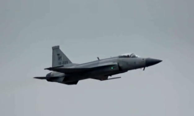 “梟龍”戰(zhàn)機(jī)最新型號(hào)曝光 近距離帶你看