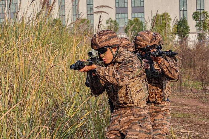 寒冬礪劍！重慶武警特戰(zhàn)隊(duì)員冬日練兵忙