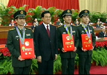 圖：胡錦濤為“神七”飛天三英雄授勛