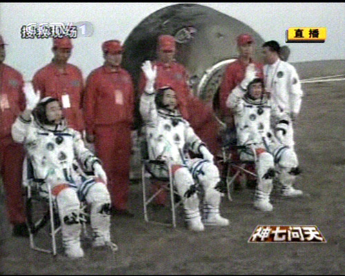 圖：翟志剛、劉伯明、景海鵬全部出艙