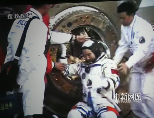 圖：神舟七號航天員依次出艙