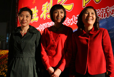 圖：三位航天員的妻子喜笑顏開